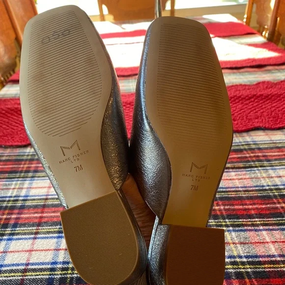 Elegant Metallic Slip-On Women's Shoes - Picture 4 of 6